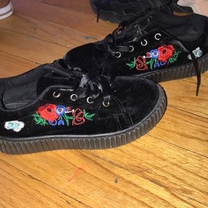 Girls black low top shoes